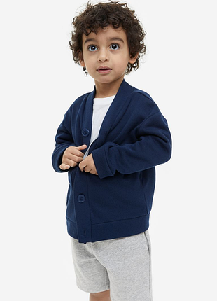 Шорти з тканини світшоти з широким еластичним поясом і бічними кишенями.