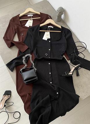 Коричневое трикотажное платье миди в рубчик mango приталенное платье на пуговицах манго