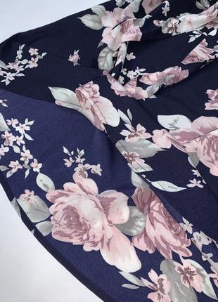 Сукня з відкритими плечима міні темно-синя з трояндами5 фото