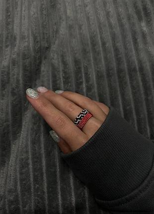 Каблучка с абстракцією із бісеру