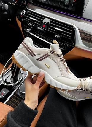 Женские кроссовки nike humara lx jacquemus light bone gold / smb10 фото