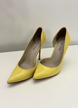 Туфлі-човники жовті