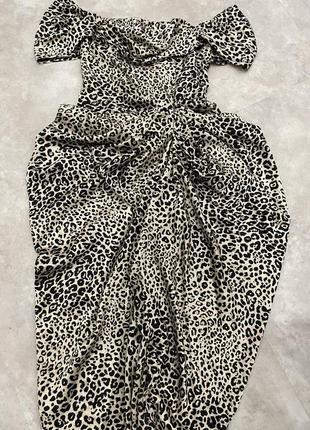Атласне плаття міді з драпіруванням леопардовий принт10 фото