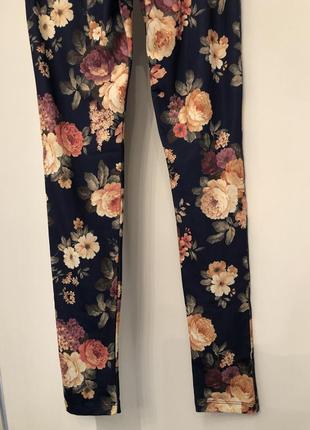 Трикотажные брюки с цветным принтом6 фото