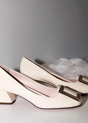 Бежеві туфлі roger vivier