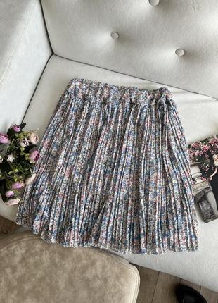 Летняя плиссированная юбка в мелкие цветочки
