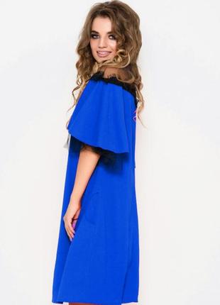 Коротка сукня кольору електрик з кишенями, рукавами-воланами та оздобленням з сітки та мережива3 фото