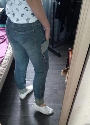 Стильные джинсы с большими карманами по бокам размер 275 фото