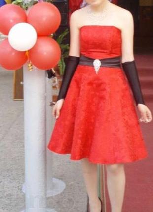 Випускний вечір,червону сукню + рукавички розмір s(8)