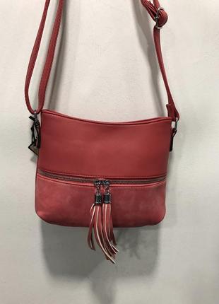 Маленькая красная сумка