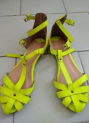 Bershka shoes босоніжки на дівчинку з фіксованою п'ятою