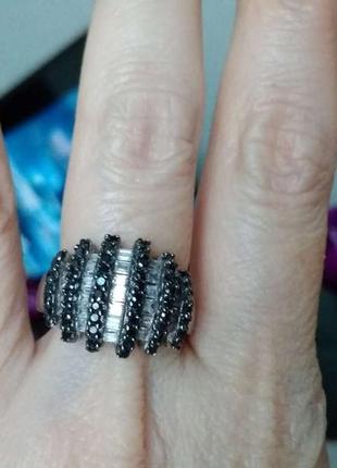 Серебряное кольцо с черными и белыми фианитами 925  вес: 6 гр 17 раз.