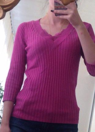 Яркий пуловер с  гипюровым вырезом4 фото
