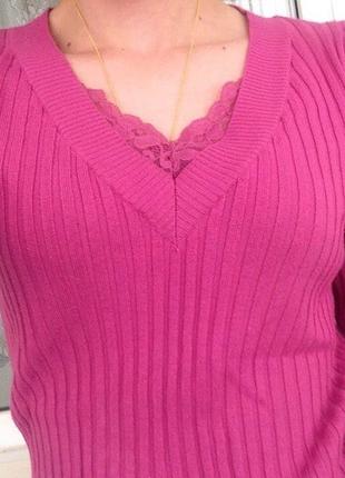 Яркий пуловер с  гипюровым вырезом3 фото