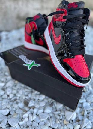 Шикарные женские мужские высокие кроссовки nike air jordan 1 retro black red чёрные с красным лаковые 36-46 р6 фото