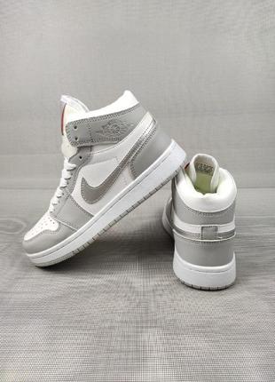 Жіночі кросівки nike air jordan 1 mid gray camo5 фото