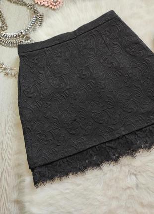 Короткая черная юбка с гипюром снизу ажурная вставка гобеленовая рисунок цветочный4 фото