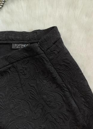 Короткая черная юбка с гипюром снизу ажурная вставка гобеленовая рисунок цветочный7 фото