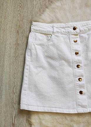 Белая плотная короткая джинсовая юбка мини трапеция с кнопками спереди карманами reserved4 фото