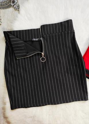 Черная короткая юбка мини в вертикальную полоску с молнией кольцом спереди стрейч bershka5 фото