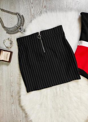 Черная короткая юбка мини в вертикальную полоску с молнией кольцом спереди стрейч bershka1 фото