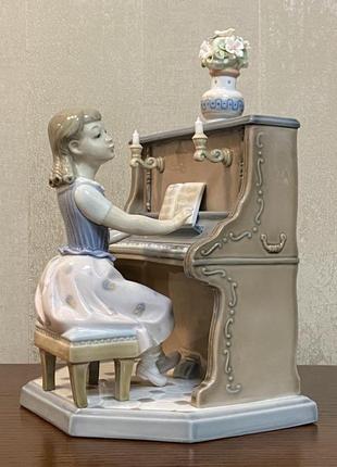 Фарфоровая статуэтка lladro «девушка играющая на пианино».