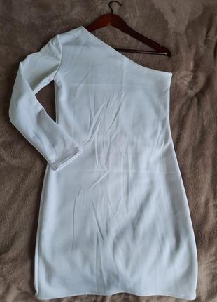 Белое платье на одно плечо
