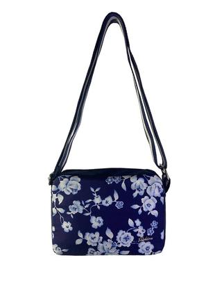 Легка невелика сумочка через плече. гарна зручна сумка кросбоді з квітковим принтом синя