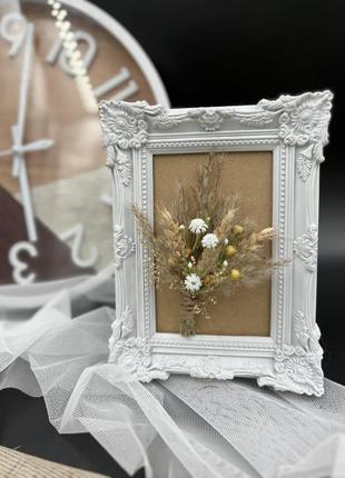 Бутоньєрка з білими квітами в стилі бохо