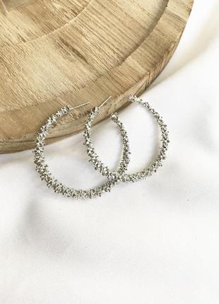 Серьги кольца метал фактурный деформированный металлические сережки 2019 выпускные2 фото