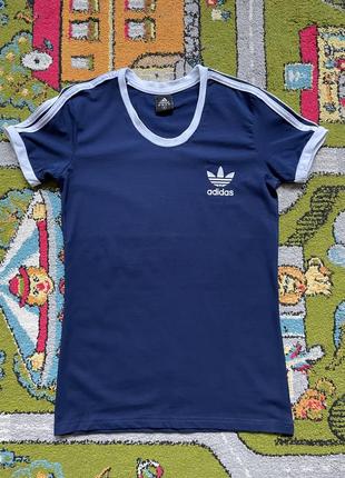 Футболка adidas синего цвета