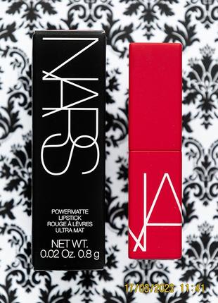 Стійка ультра матова червона помада для губ nars powermatte lipstick 132 dragon girl1 фото