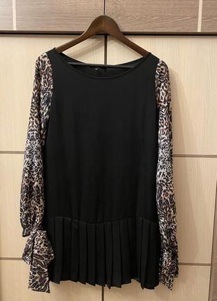 Стильное вечернее черное платье с леопардовым принтом1 фото