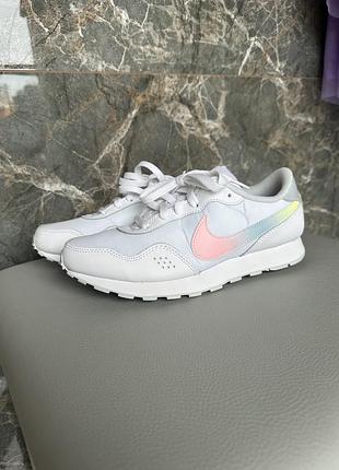 Кросівки жіночі nike