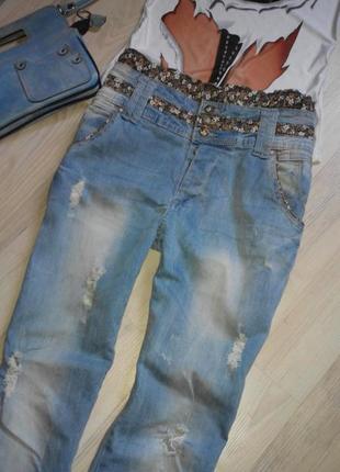 Актуальные рваные джинсы с красивым поясом4 фото