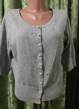 Серая укороченная кофточка с пуговичками-сердечко.