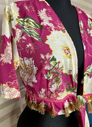 Яркая цветочная блузка топ с помпонами3 фото