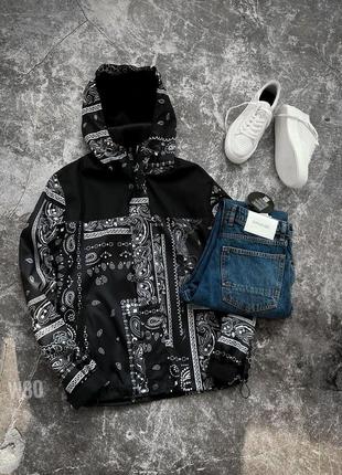 Чоловіча легка весняна куртка вітровка чорна з принтами крута літня курточка на хлопця