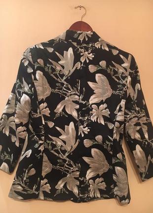Эффектный пиджак с цветочным принтом.2 фото
