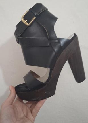 Стильные клжаные босоножки на деревянной подошве.