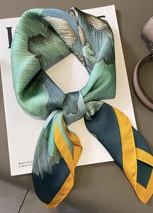 Хустка косинка атласна 70 см*70 см зелений з жовтогарячим квіткова абстракція