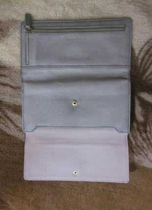 Отличный большой кожаный кошелек бренда radley в модной серо-пудровой гамме3 фото