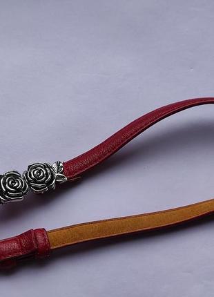 Тонкий красный ремень с красивой пряжкой