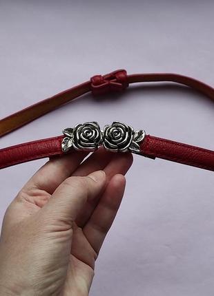 Тонкий красный ремень с красивой пряжкой