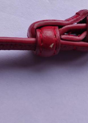 Тонкий красный ремень с красивой пряжкой