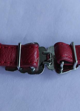 Тонкий красный ремень с красивой пряжкой