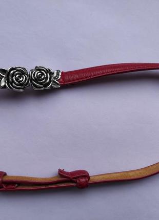 Тонкий красный ремень с красивой пряжкой