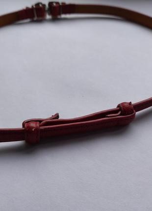 Тонкий красный ремень с красивой пряжкой