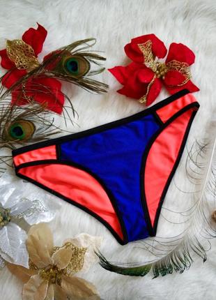 Яскраві оранжево-сині трусики низ купальника