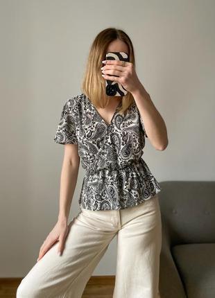Жіноча блуза в орнамент